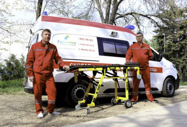 Два фельдшера с каталкой рядом с машиной